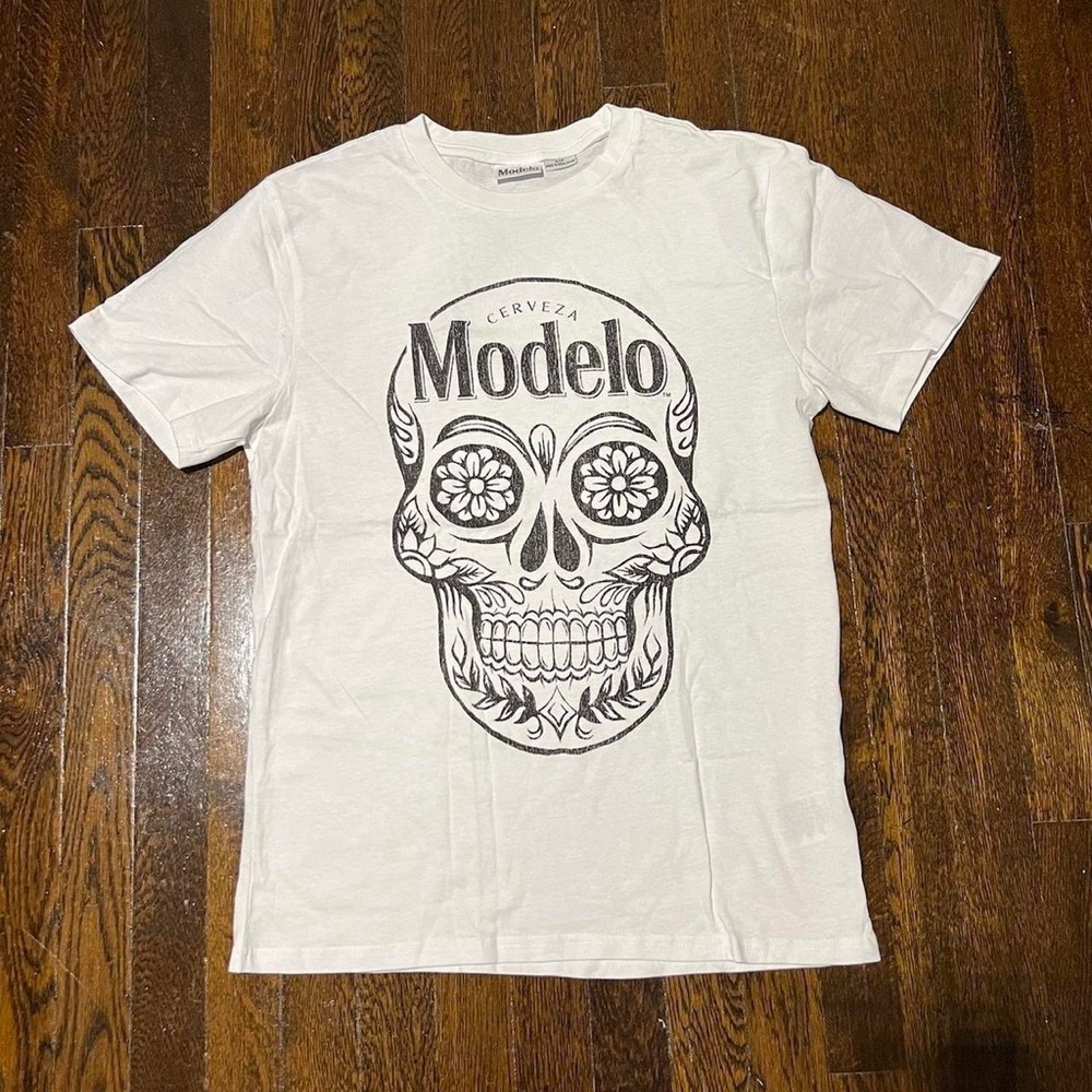 Modelo Cerveza Especial White Skull Graphic Tee